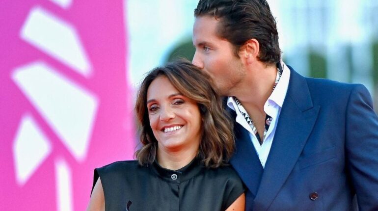 Premier tapis rouge officiel à Deauville : les commentaires impitoyables qui visent Florence Foresti Actualités people Ce couple merveilleux Deauville différence d'âge Festival du Cinéma Américain Florence Foresti