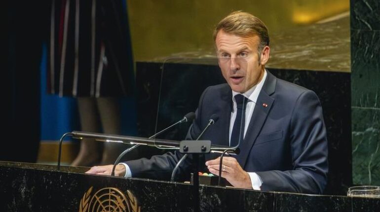 Le défi de Macron à Trump : « Ce Nobel de la paix que vous voulez tant… » Brigitte Macron Conflit familial Conflit Israël-Hamas Conflit Israël-Palestine Donald Trump Gaza Poser avec un signe de paix