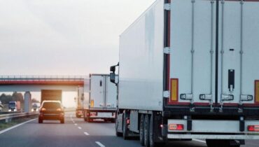 L’autoroute transformée en bonbonnière géante : l’accident que personne n’avait prévu à côté de l’usine Mars