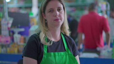 Caissière de supermarché, elle révèle les phrases de clients qu’elle entend 100 fois par jour : « Si ça ne passe pas… »