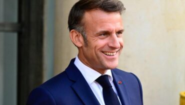 Actualités animales Crise budgétaire Emmanuel Macron jeux de cartes Politique française Yu-Gi-Oh!
