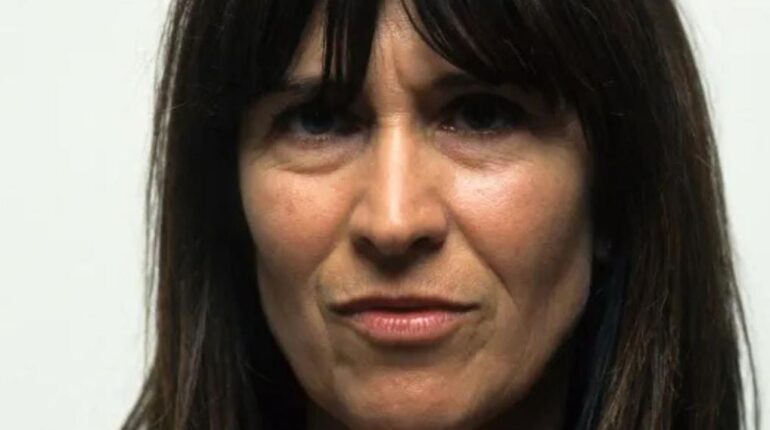 Pendant le procès de l’assassin de sa fille, elle sort un pistolet et fait ça : 8 balles dans le dos drame faits divers Faits divers allemands justice procès Vengeance