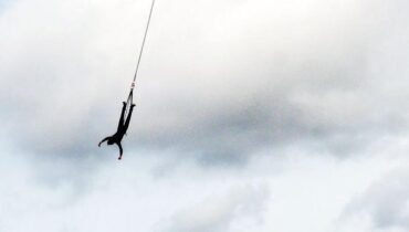 À 45 ans, elle réussit son saut à l’élastique pour son anniversaire mais ce geste fatal devant son fils de 23 ans…