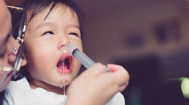 Une pédiatre alerte sur les dangers cachés des seringues nasales : « Je recommande plutôt… » Hygiène alimentaire Pédiatrie rhume Santé bébé Sécurité Enfant Sérum physiologique Soins bébé