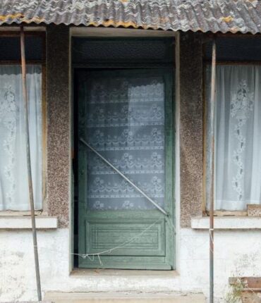 Ils squattent sa maison puis l&rsquo;attaquent en justice : « Vous devez nous reloger, c&rsquo;est insalubre ! »