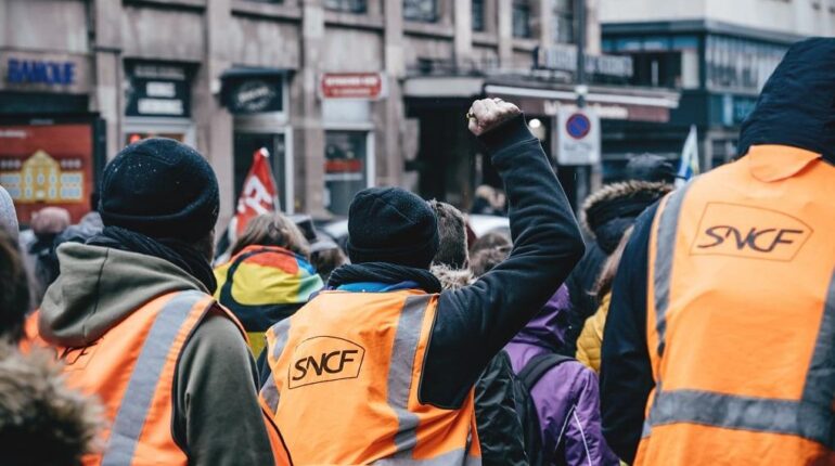 Les chiffres réels des salaires SNCF qui font scandale : un conducteur gagne jusqu’à 4 214 euros brut par mois Cheminots Grève générale Primes Salaires SNCF Transport ferroviaire