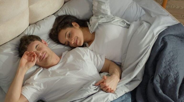 Cette étude sur 143 couples révèle pourquoi se blottir au coucher change tout bien être Ce couple merveilleux eviter le stress Hygiène de sommeil Intimité Relations amoureuses