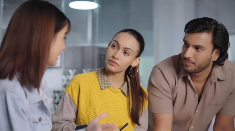 Les psychologues révèlent le vrai message derrière les personnes qui coupent toujours la parole communication comportement Écoute active psychologie Relations humaines TDAH