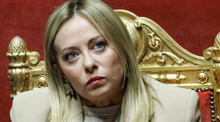 G7 : la réaction glaciale de Giorgia Meloni après ce murmure d’Emmanuel Macron fait le tour du web accusent la France Cinéma Italien Emmanuel Macron G7 Giorgia Meloni Politique Internationale