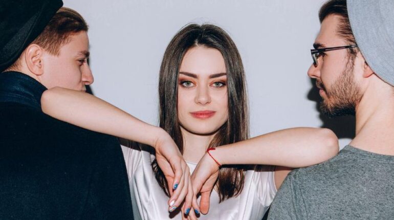 À 35 ans, elle avoue enfin : « Ce fantasme que j’ai voulu réaliser avec les applis… » Applications de rencontres communication Désir d'enfant expérience Fantasmes Plan à trois Relations amoureuses