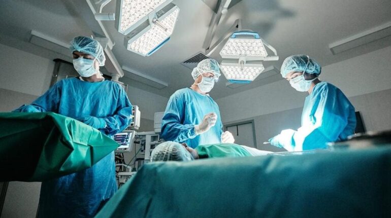 Ce patient de Marseille avoue : « Je suis entré avec deux jambes égales… » Boissons énergisantes Complication chirurgicale Infection nosocomiale injustice Prothèse de hanche