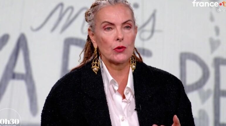 « J’aurais aimé que ça m’arrive » : la confidence intime de Carole Bouquet sur l’amour amour Carole Bouquet Cinéma Robert Badinter Samuel Paty théâtre