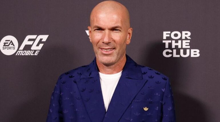 Raymond Domenech s’oppose fermement : « Zidane ne peut pas attendre deux ans sans rien faire » Deschamps Domenech Équipe de France football Luca Zidane Sélectionneur