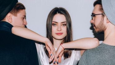 À 35 ans, elle révèle pourquoi son fantasme à trois avec deux hommes reste impossible à réaliser Abrosexualité Applications de rencontres communication Désirs Fantasmes Relations amoureuses Rencontres en ligne
