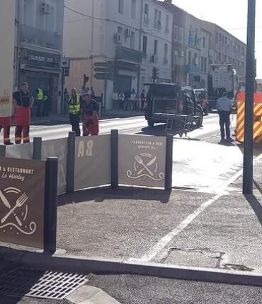 Sortant d&rsquo;un restaurant, ils traversent devant un camion à l&rsquo;arrêt : le drame se joue en quelques secondes