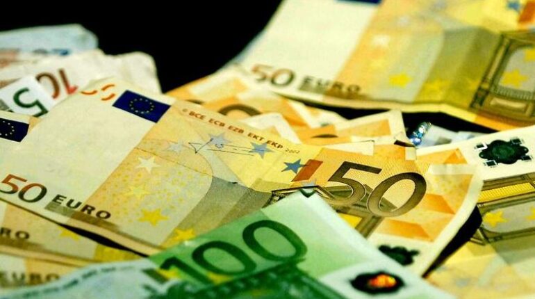 Il croit vendre ses bitcoins et découvre la terrible vérité dans la valise Arnaque Arnaque cryptomonnaie Bitcoin escroquerie Fausses monnaies Transactions sécurisées