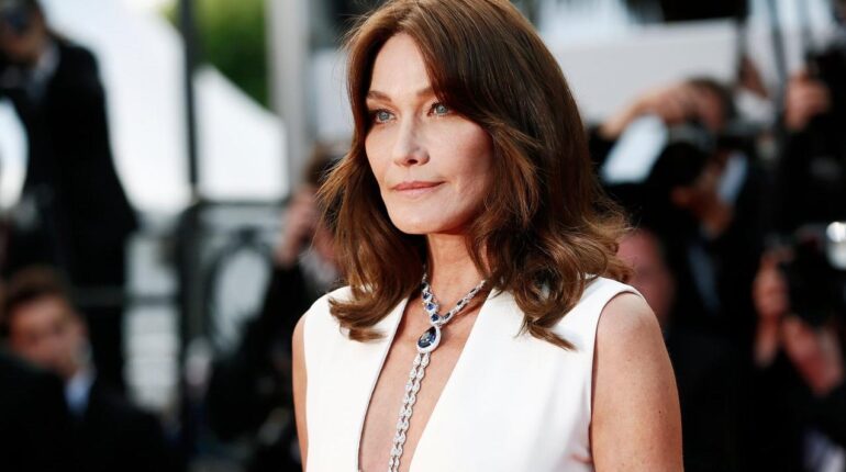 Carla Bruni avoue : « J’ai eu de la chance, mon cancer était petit… » cancer du sein Carla Bruni dépistage cancer Octobre Rose prévention Santé des femmes