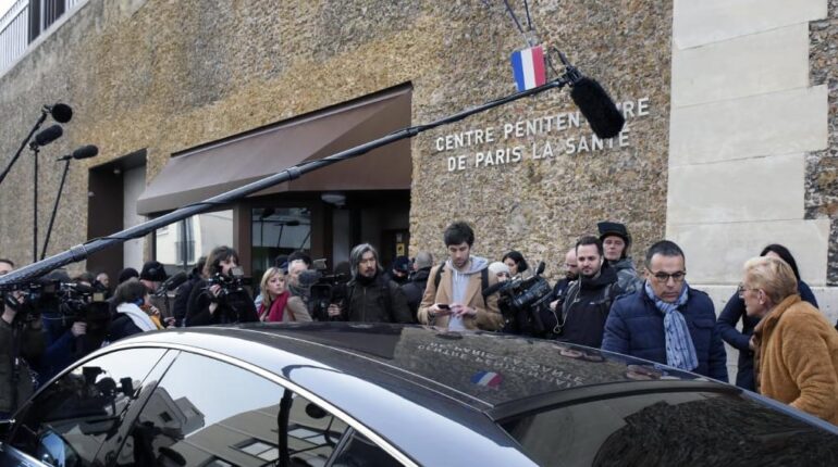 En prison, Nicolas Sarkozy fait un malaise : ses antécédents de santé inquiètent Boissons énergisantes injustice Malaise Nicolas Sarkozy peine de prison