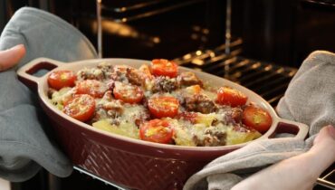 Cette erreur que font 9 personnes sur 10 en laissant refroidir leur plat dans le four Conservation des aliments Hygiène alimentaire Intoxication alimentaire Restes de repas Sécurité alimentaire