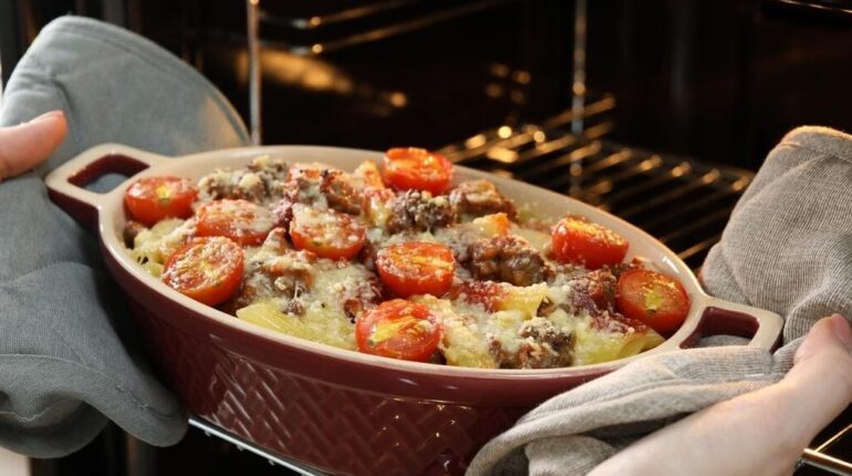 Cette erreur que font 9 personnes sur 10 en laissant refroidir leur plat dans le four Conservation des aliments Hygiène alimentaire Intoxication alimentaire Restes de repas Sécurité alimentaire