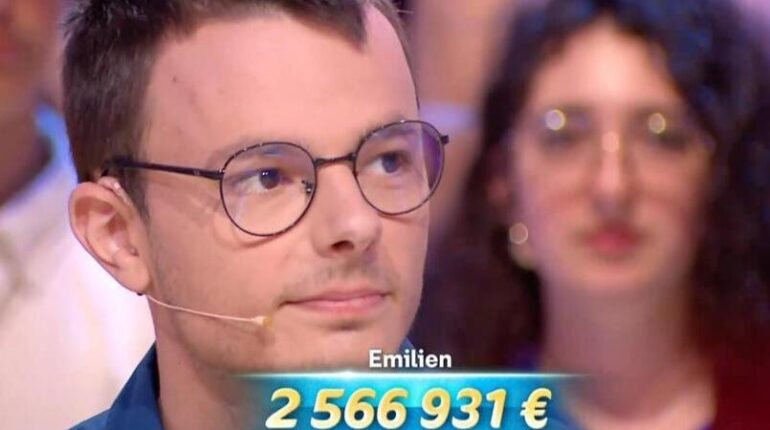 Emilien touche ses 2,5 millions… au compte-goutte : voici le montant mensuel Argent liquide Émilien 12 coups de midi Gains de poker Jeux télévisés Les 12 coups de midi Twitch