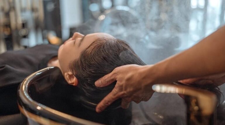Ce simple geste chez le coiffeur qui a failli lui coûter la vie à 39 ans AVC Boissons énergisantes Ce coiffeur australien prévention Syndrome du coiffeur