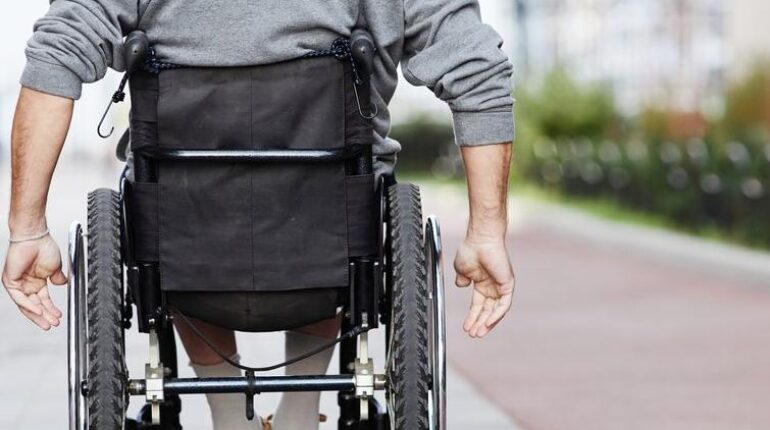 La révélation amère d’Andrea Canessa après son accident : « Ce trottoir, pour moi c’est comme… » Accessibilité Fauteuil roulant Handicap Mobilité réduite Sécurité routière Transport aérien vie quotidienne