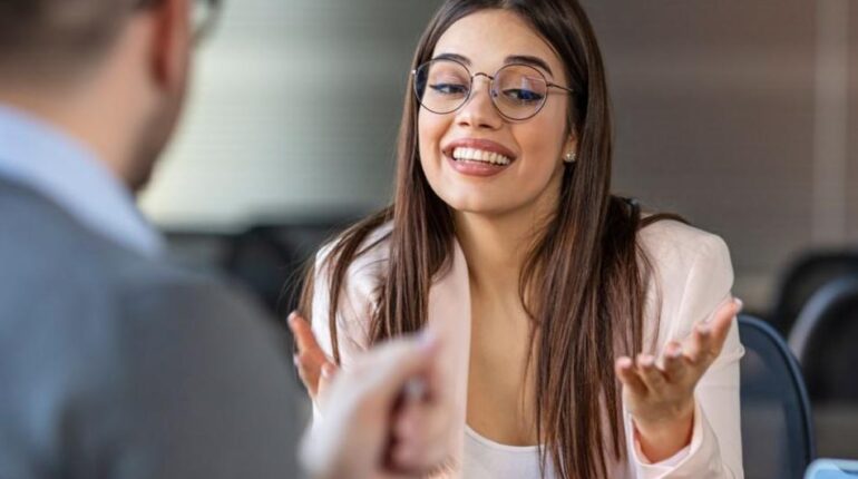 Ces 5 erreurs en entretien que ce recruteur ne supporte plus : « L’une d’elles me fait immédiatement éliminer le candidat » Candidature carrière Entretien d'embauche Erreurs à éviter Professionnalisme Recrutement