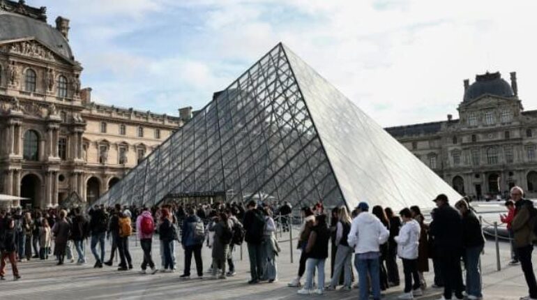 88 millions d’euros dérobés au Louvre : l’un des suspects intercepté à Roissy alors qu’il s’apprêtait à… abattu par la police Alcool au volant Cambriolage faits divers paris Louvre Roissy vol de bijoux
