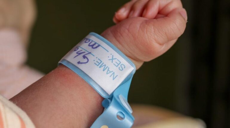 À 26 ans, sa fille lui annonce le prénom de son fils : « Je refuse de le garder » Choix prénoms Débats famille Générations les réseaux sociaux Relations familiales