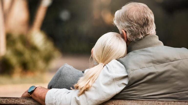 Après 70 ans de mariage, Kenneth avoue à ses enfants : « Maman est morte… » puis s’éteint 15 heures plus tard amour Ce couple merveilleux Décès Longévité Syndrome de Philémon et Baucis Vieillesse
