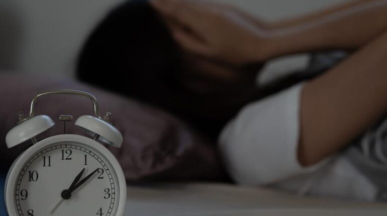 La révélation surprenante d’un psychologue : ces 4 mots qui arrêtent instantanément les ruminations nocturnes anxiété bien être Gestion du stress Hygiène de sommeil psychologie Ruminations nocturnes