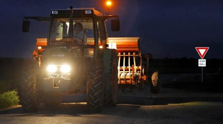 Il revient de discothèque au volant de son tracteur et zigzague sur des kilomètres : les témoins médusés alertent les gendarmes Alcool au volant Conduite dangereuse faits divers Gendarmerie Sécurité routière Tracteur