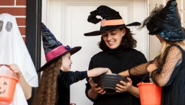 Ce père découvre quelque chose d’inquiétant dans le bonbon de sa fille : « J’ai tout de suite… » allaité trois enfants Boissons énergisantes Bonbons Conduite dangereuse Halloween Sécurité alimentaire Vigilance orange