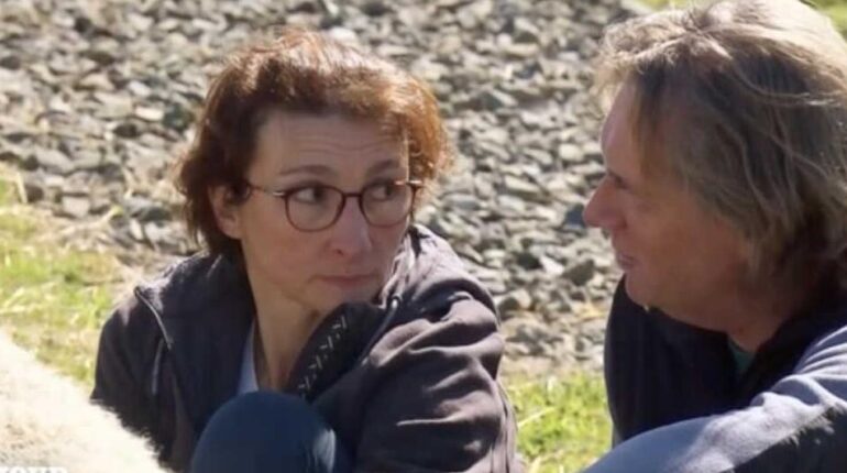 Géraldine fait assister ses prétendants à l’accouplement de ses alpagas : « Pendant tout l’accouplement, il fait ce râle ? » Abandon Animaux Agriculteurs Alpagas France Télévisions L'Amour est dans le pré Rencontres en ligne