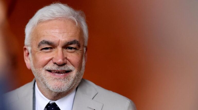 Gérard Carreyrou sort de ses gonds après les attaques : « Si on est tous des fachos, moi je suis fier d’être un facho à ses yeux » actualité politique France CNews déclaration Delphine Ernotte Éric Dupond-Moretti France Télévisions Gérard Carreyrou