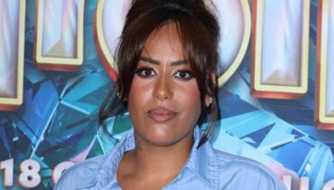 Amel Bent révèle la vraie raison derrière sa double nationalité : « C’était pour ma grand-mère… » Algérie Amel Bent Changement d'identité Double nationalité Jeux de société Racisme