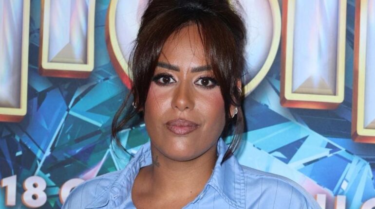 Amel Bent révèle la vraie raison derrière sa double nationalité : « C’était pour ma grand-mère… » Algérie Amel Bent Changement d'identité Double nationalité Jeux de société Racisme