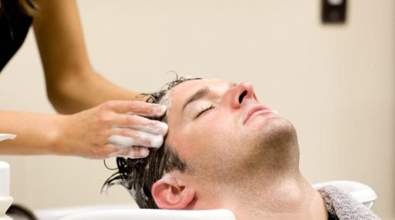 Il révèle la vraie cause de son AVC à 39 ans : « Je n’aurais jamais pensé qu’aller chez le coiffeur… » Artères AVC Boissons énergisantes coiffures prévention Syndrome du coiffeur