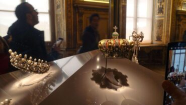 accusent la France Désinformation Guerre de l'information les médias sociaux Louvre rumeurs Russie
