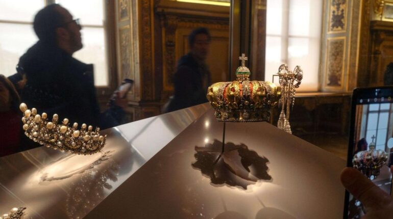 Cette fausse rumeur sur le passeport russe que tout le monde partage… accusent la France Désinformation Guerre de l'information les médias sociaux Louvre rumeurs Russie