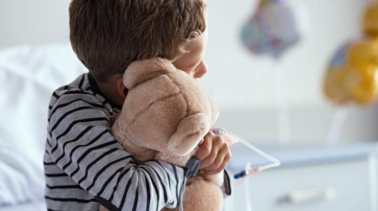 À 4 ans, les médecins lui enlèvent une « tumeur » qui n’existait pas : 12 ans après, la vérité éclate Boissons énergisantes diagnostic erreur médicale Handicap injustice Pédiatrie