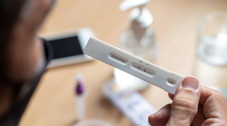 Ce médecin révèle les 4 symptômes du variant « Frankenstein » que vous ne soupçonnez pas Boissons énergisantes Contagiosité Coronavirus covid-19 symptômes Variant