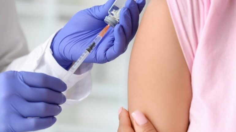 19 millions de Français concernés : découvrez si vous faites partie des prioritaires pour cette double vaccination Boissons énergisantes Campagne vaccinale covid-19 grippe Prioritaires vaccination obligatoire