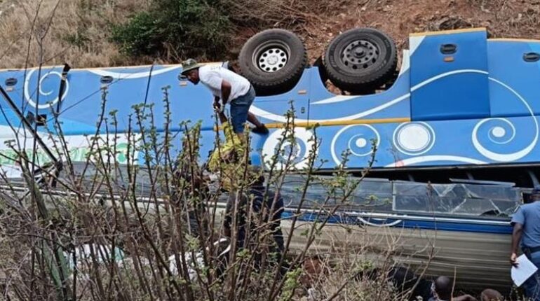 42 morts dont un bébé de 10 mois : le détail glaçant de cette tragédie routière près du Zimbabwe Accident de bus Afrique du Sud Morts Sécurité routière Tragédie routière Transport aérien