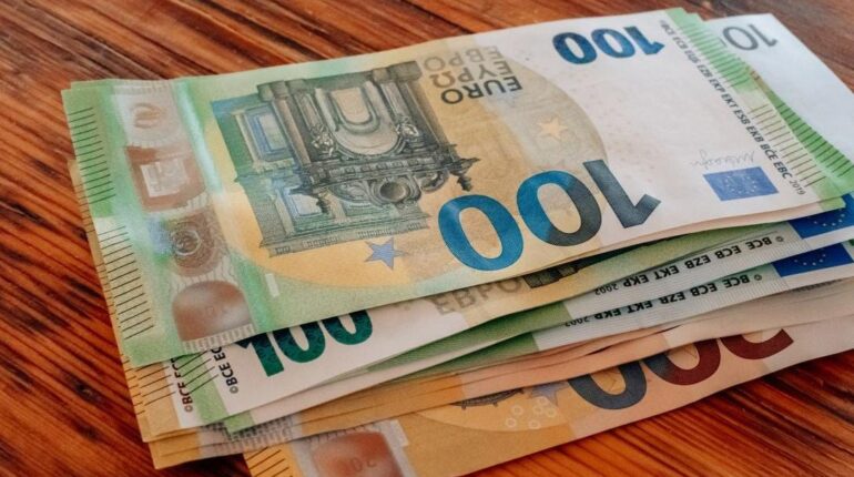 Voici le montant précis qu’il faut gagner pour appartenir à la classe moyenne française accusent la France Classe moyenne Inégalités Pouvoir d'achat revenus Sociologie