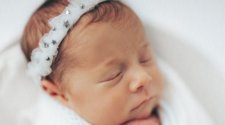 Albane, le prénom d’origine arabe qui va faire sensation : pourquoi tous les parents l’adorent déjà Choix prénoms Origine des prénoms Popularité prénoms Prénoms arabes Prénoms fille Prénoms tendance