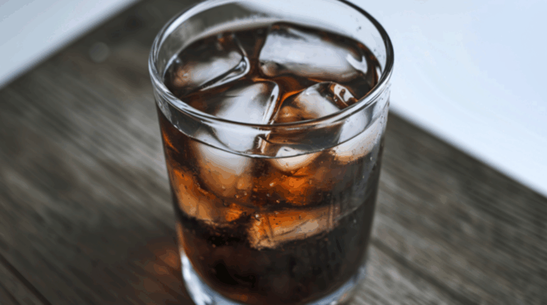 La prescription étonnante qui a sauvé cette femme de 63 ans : « Buvez 1,5 litre de Coca-Cola » Académie de médecine Accepter le traitement Boissons énergisantes Cas médical Coca-Cola Gastronomie