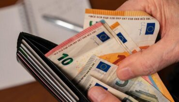 1 122 euros nets par mois : le montant en dessous duquel vous êtes officiellement « pauvre » en France accusent la France Inégalités Pauvreté Pouvoir d'achat revenus Seuil de pauvreté