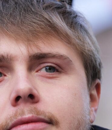 Louis Boyard répond enfin aux accusations sur sa montre : « Elle vaut 295 euros, la voici… »